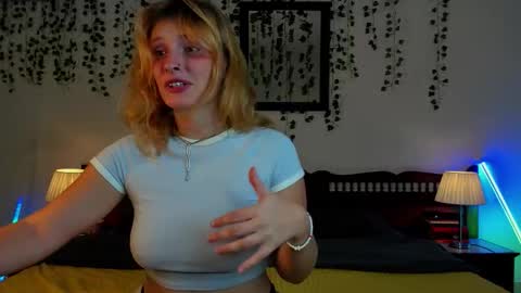 Snapshot of dayna_sunset chatting on 09-17-25, 04:03 dayna_sunset online show from 09-17-25, 04:03