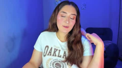 Snapshot of daysi_glow chatting on 12-18-25, 11:00 online show from 12-18-25, 11:00