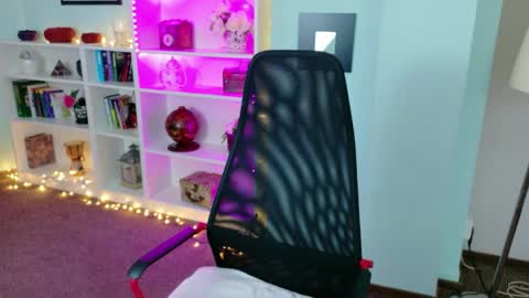 Shari online show from 05-13-26, 04:43