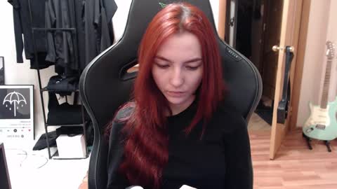 Snapshot of dead_girll chatting on 12-13-24, 09:09 freak online show from 12-13-24, 09:09