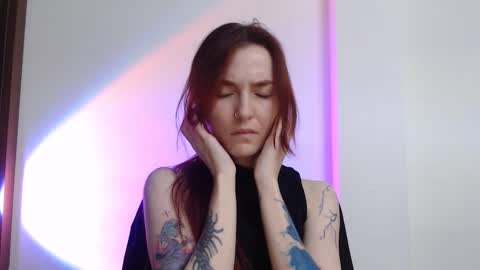 Snapshot of dead_girll chatting on 10-16-25, 12:44 freak online show from 10-16-25, 12:44