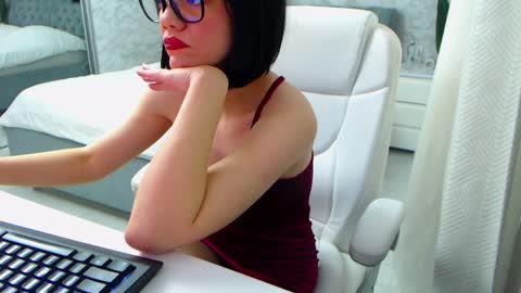 Snapshot of dear_ellisse chatting on 04-07-26, 08:04 Elly online show from 04-07-26, 08:04