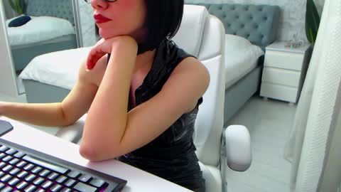 Snapshot of dear_ellisse chatting on 04-17-26, 08:39 Elly online show from 04-17-26, 08:39