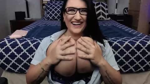 Snapshot of dear_rayna chatting on 10-31-25, 12:00 Rayna online show from 10-31-25, 12:00