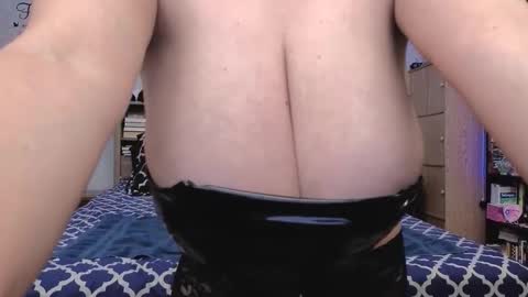 Snapshot of dear_rayna chatting on 11-26-25, 09:38 Rayna online show from 11-26-25, 09:38