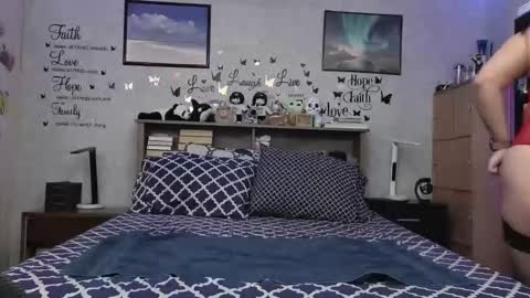 Snapshot of dear_rayna chatting on 03-12-26, 09:32 Rayna online show from 03-12-26, 09:32