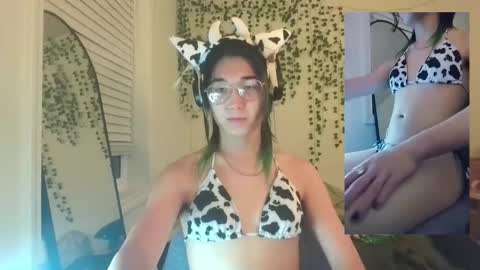 Snapshot of deciduousdoll chatting on 09-15-25, 06:02 deciduousdoll online show from 09-15-25, 06:02