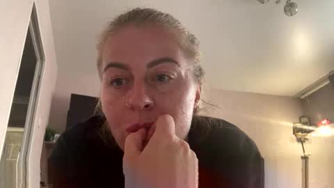 Snapshot of deean12 chatting on 03-27-26, 01:22 deean12 online show from 03-27-26, 01:22