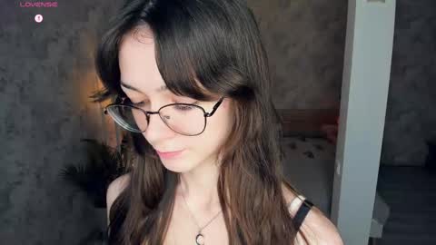 Snapshot of defeded_lovee chatting on 11-19-25, 07:47 Amy online show from 11-19-25, 07:47