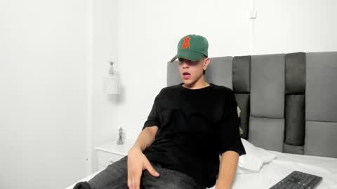 Snapshot of dei_v_48 chatting on 02-14-25, 05:19 DEIVY online show from 02-14-25, 05:19