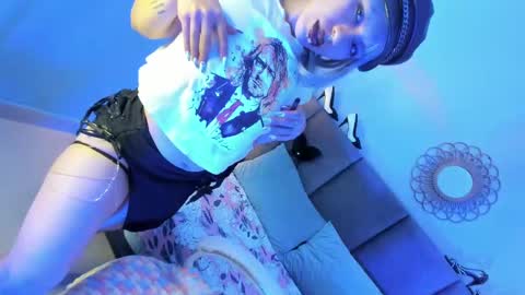 Snapshot of delilah_fix chatting on 09-18-25, 08:33 della online show from 09-18-25, 08:33