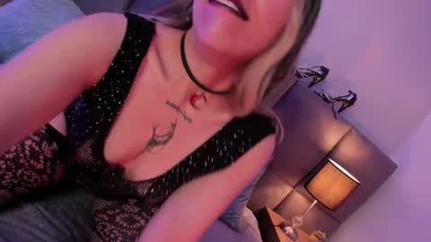 Snapshot of delilah_fix chatting on 10-10-25, 09:47 della online show from 10-10-25, 09:47