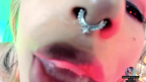 Snapshot of delilah_fix chatting on 10-15-25, 10:32 della online show from 10-15-25, 10:32