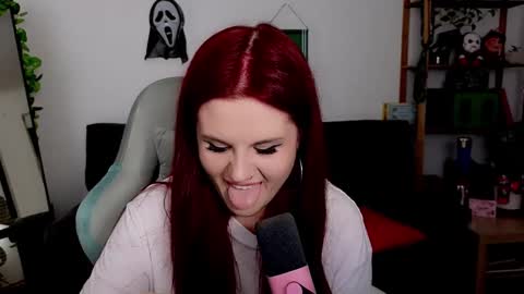 Snapshot of dellacrush_ chatting on 11-19-25, 05:57 dellacrush_ online show from 11-19-25, 05:57