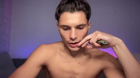 Snapshot of denlover chatting on 09-19-25, 11:33 Den online show from 09-19-25, 11:33