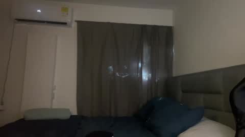 Snapshot of dereckbrownn chatting on 12-21-24, 01:53 Dereck online show from 12-21-24, 01:53