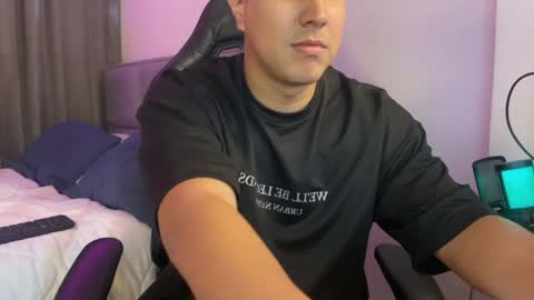 Snapshot of dereckbrownn chatting on 02-03-25, 09:29 Dereck online show from 02-03-25, 09:29