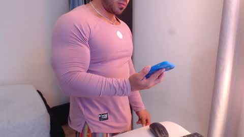 Snapshot of derek_group chatting on 01-06-25, 11:52 Derek online show from 01-06-25, 11:52