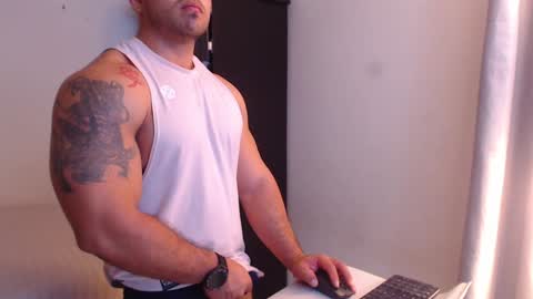 Snapshot of derek_group chatting on 01-10-25, 11:29 Derek online show from 01-10-25, 11:29