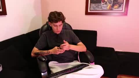Snapshot of derekswan chatting on 06-12-26, 01:59 Derek online show from 06-12-26, 01:59