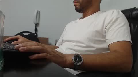 Snapshot of derrik_ chatting on 12-06-24, 11:11     online show from 12-06-24, 11:11