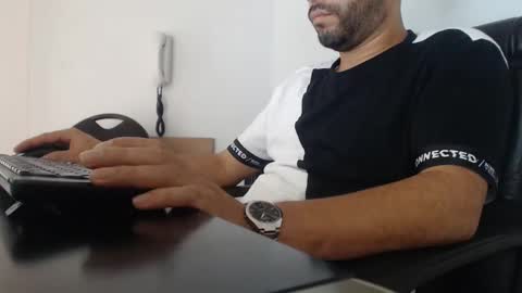Snapshot of derrik_ chatting on 12-10-24, 06:17     online show from 12-10-24, 06:17