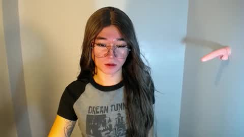 Snapshot of desirable_lorinexx chatting on 12-18-24, 05:10 LORINE online show from 12-18-24, 05:10