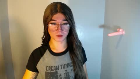 Snapshot of desirable_lorinexx chatting on 12-19-24, 04:13 LORINE online show from 12-19-24, 04:13