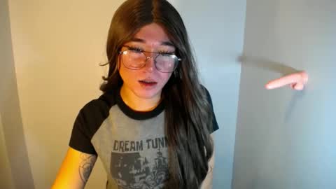 Snapshot of desirable_lorinexx chatting on 12-20-24, 08:34 LORINE online show from 12-20-24, 08:34