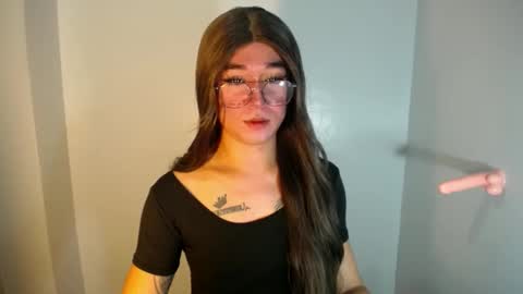 Snapshot of desirable_lorinexx chatting on 12-23-24, 02:17 LORINE online show from 12-23-24, 02:17
