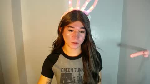 Snapshot of desirable_lorinexx chatting on 12-23-24, 05:43 LORINE online show from 12-23-24, 05:43