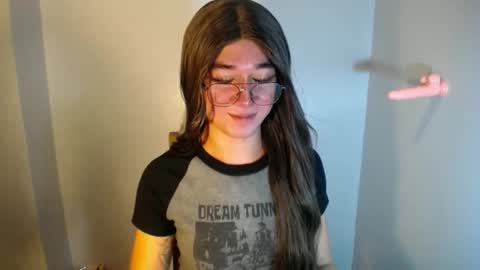 Snapshot of desirable_lorinexx chatting on 12-25-24, 04:00 LORINE online show from 12-25-24, 04:00