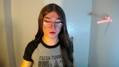 Snapshot of desirable_lorinexx chatting on 01-01-25, 01:04 LORINE online show from 01-01-25, 01:04