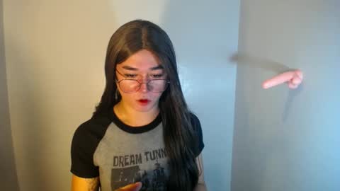 Snapshot of desirable_lorinexx chatting on 01-02-25, 01:40 LORINE online show from 01-02-25, 01:40
