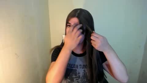 Snapshot of desirable_lorinexx chatting on 02-05-25, 02:51 LORINE online show from 02-05-25, 02:51