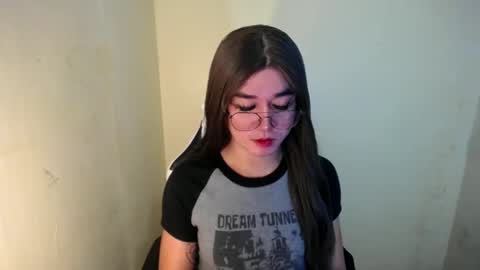 Snapshot of desirable_lorinexx chatting on 02-06-25, 02:22 LORINE online show from 02-06-25, 02:22