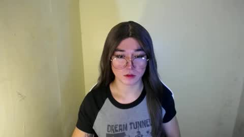 Snapshot of desirable_lorinexx chatting on 02-19-25, 02:12 LORINE online show from 02-19-25, 02:12