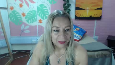 Snapshot of desire_latin chatting on 12-16-25, 04:01 VALERIA online show from 12-16-25, 04:01