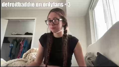 Snapshot of detroitbaddie chatting on 11-13-25, 02:05 detroitbaddie online show from 11-13-25, 02:05