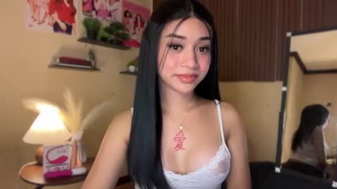 Snapshot of devine_goddessx chatting on 12-21-25, 10:44 Devine Greyson online show from 12-21-25, 10:44