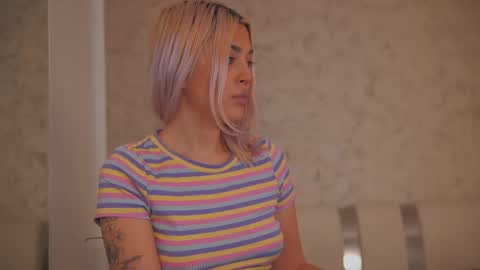 Snapshot of diamond_ava_ chatting on 02-15-26, 04:03 Thea online show from 02-15-26, 04:03