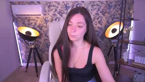 Snapshot of diamondeyeess chatting on 07-18-26, 06:17 Sasha online show from 07-18-26, 06:17