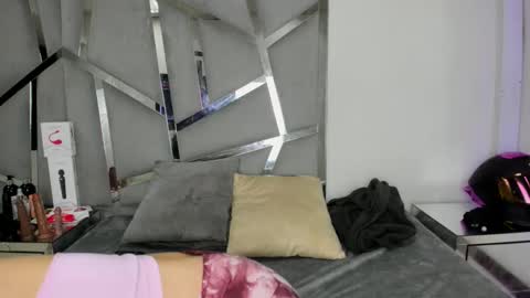 dianarous online show from 11-19-25, 04:34