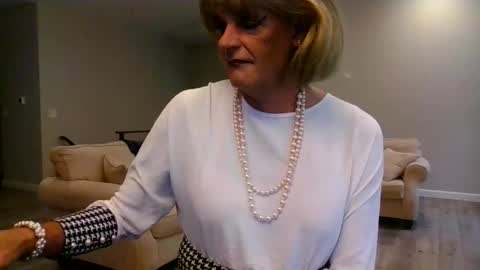 Snapshot of dianeheels chatting on 04-28-26, 02:00 dianeheels online show from 04-28-26, 02:00