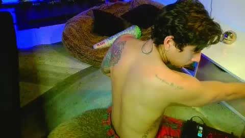 Snapshot of dickdamian_ chatting on 12-16-24, 07:04 Damin online show from 12-16-24, 07:04