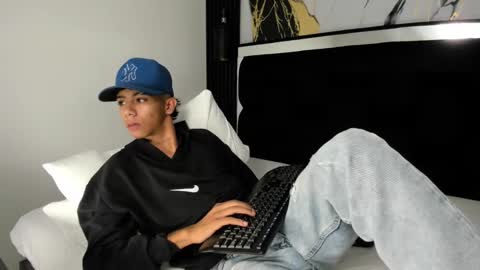 Snapshot of dikey_18 chatting on 12-12-24, 01:21 dikey_18 online show from 12-12-24, 01:21