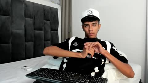 Snapshot of dikey_18 chatting on 03-08-25, 12:11 dikey_18 online show from 03-08-25, 12:11