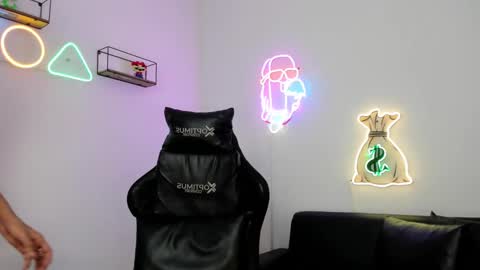 Snapshot of dikey_18 chatting on 03-10-25, 08:23 dikey_18 online show from 03-10-25, 08:23