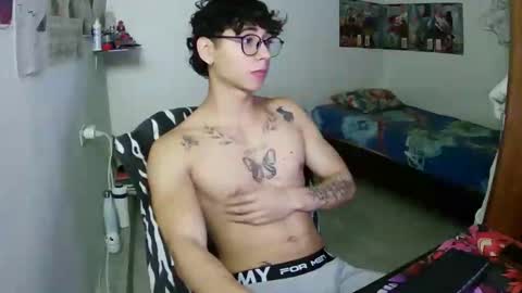 Snapshot of dillom420 chatting on 12-23-25, 05:49 dillom420 online show from 12-23-25, 05:49