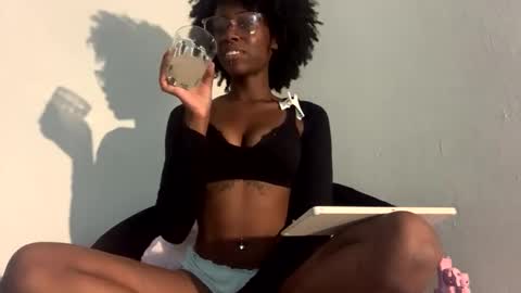 Snapshot of dimedoll33 chatting on 09-15-25, 02:33 black american princess online show from 09-15-25, 02:33